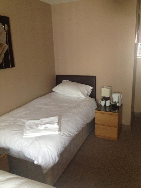 Coach & Horses Bed & Breakfast Tredegar Oda fotoğraf