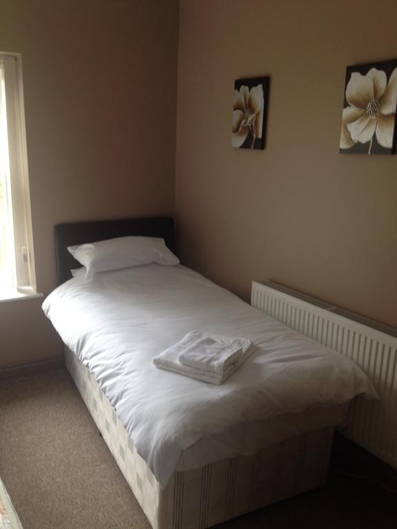 Coach & Horses Bed & Breakfast Tredegar Oda fotoğraf
